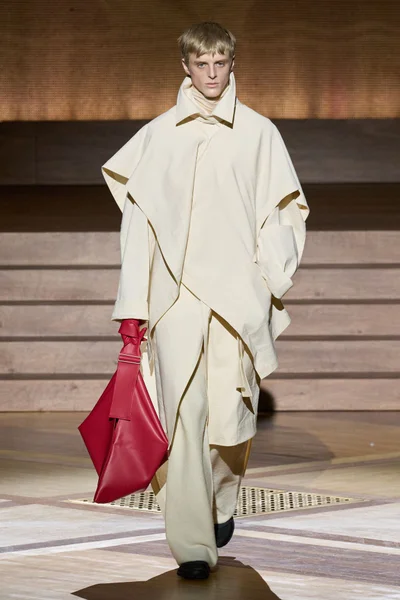 Look 16
